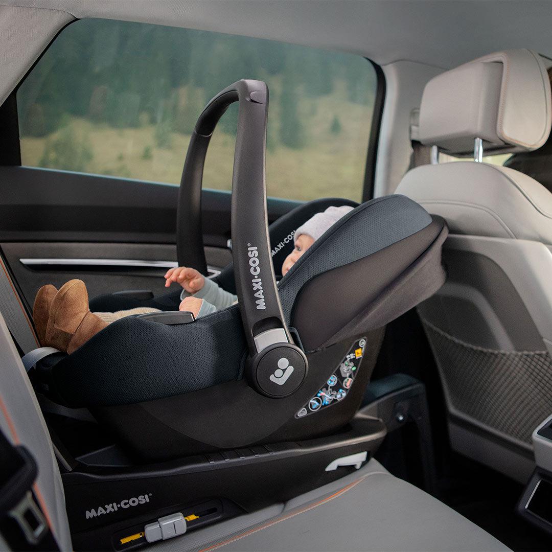 Maxi-Cosi CabrioFix i-Size babyskydd monterad på ISOFIX-bas i bilen