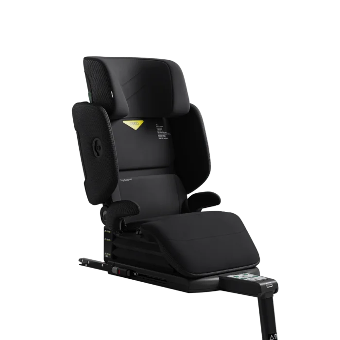 Bältesstolen med ryggstöd Axkid Up i färgen Coastal Storm Black med ryggstödet i det lägsta läget.