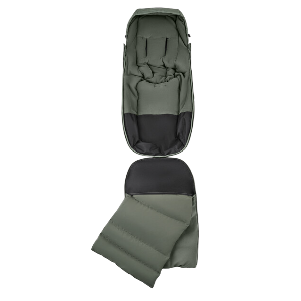 Bugaboo THERMOLITE® Multifunktionell Åkpåse i skogsgrön helt uppknäppt för att visa insidan med det integrerade skoskyddet och det avtagbara inlägget.