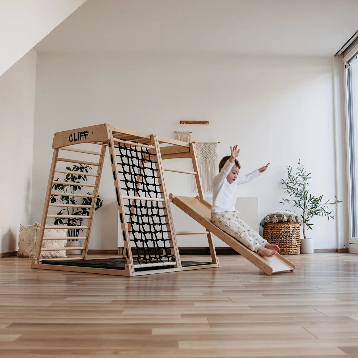 Cliff dubbelrutschkana – en kombination av rutschkana och klätterbräda.