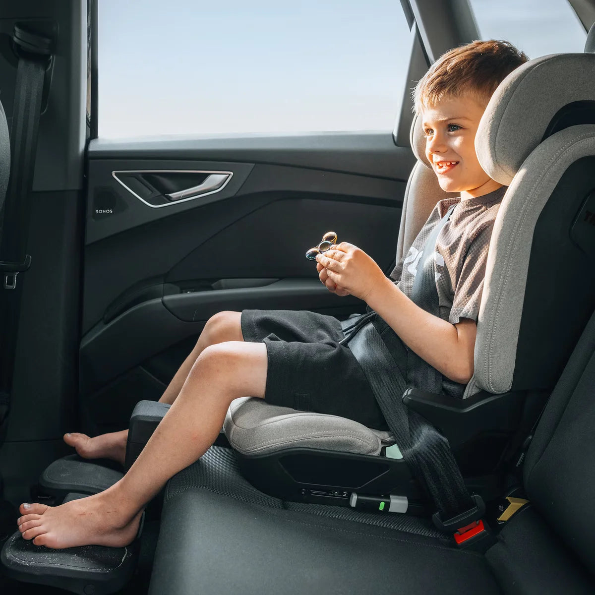 Thule Palm Fotstöd monterad på bältesstolen i bilen