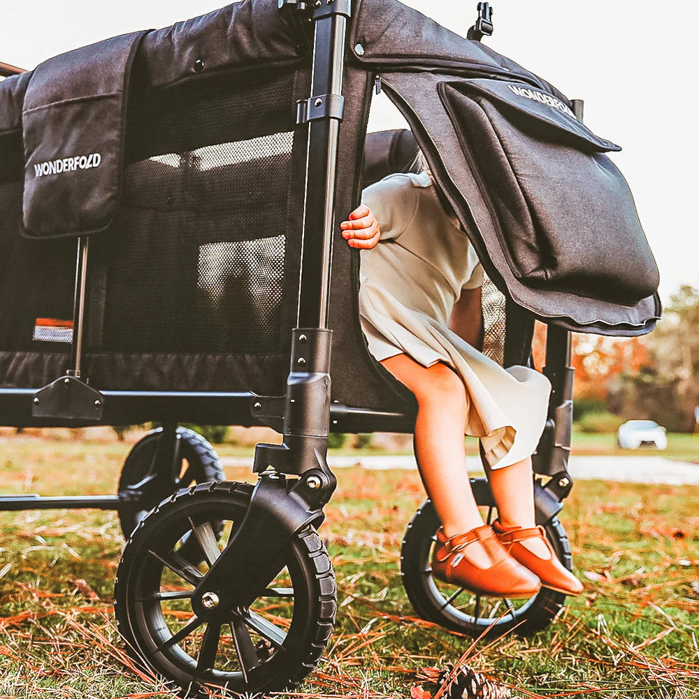 WonderFold W4 Luxe Stroller Wagon med praktisk dragkedja på kortsidan som underlättar i- och urstigning för barn.