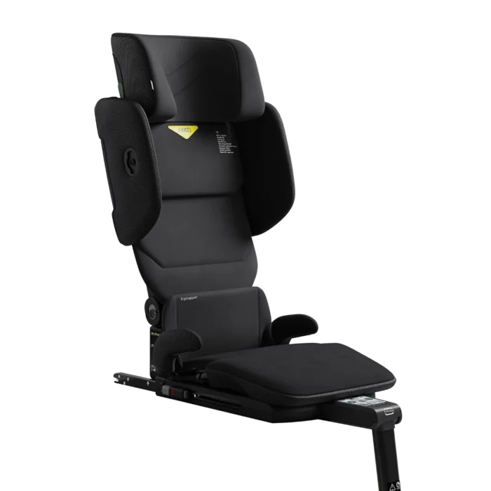 Bältesstolen med ryggstöd Axkid Up i färgen Coastal Storm Black med ryggstödet i det högsta läget.