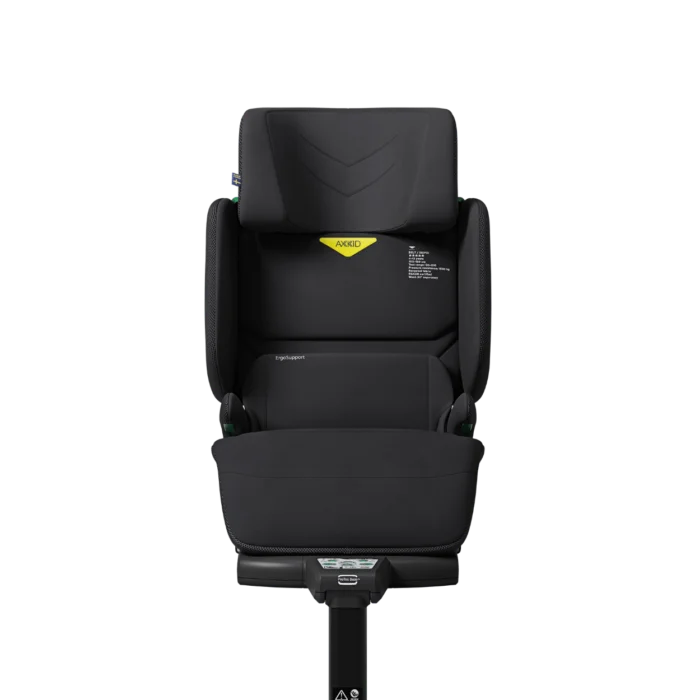 Bältesstolen med ryggstöd Axkid Up i färgen Coastal Storm Black med ryggstödet i det lägsta läget framifrån.