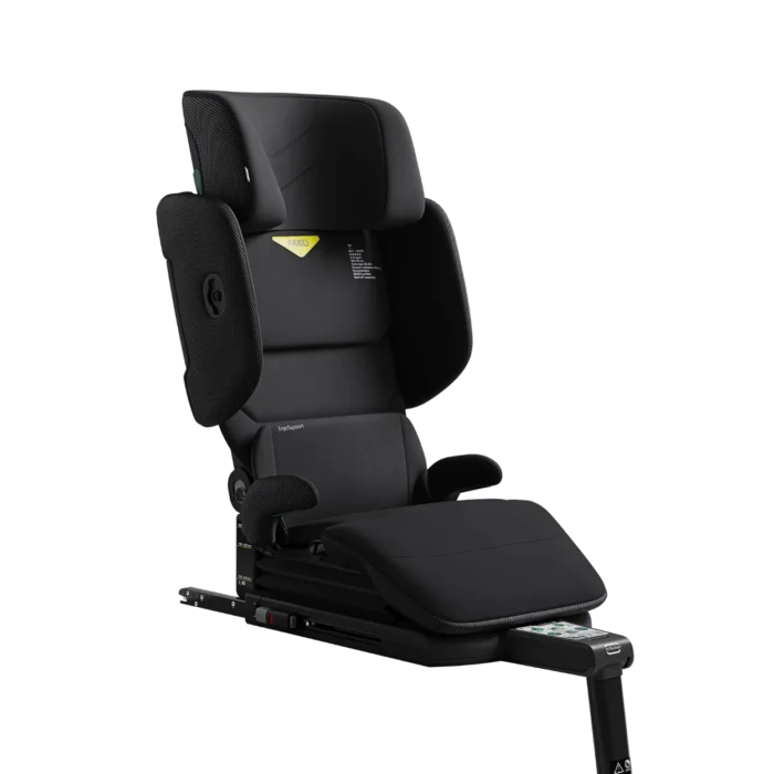 Bältesstolen med ryggstöd Axkid Up i färgen Coastal Storm Black med ryggstödet i det mittersta läget.