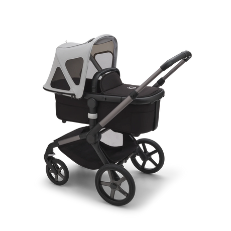 Bugaboo Fox 5 Breezy sufflett i dimgrå med ventilationsfönster monterad på liggvagn
