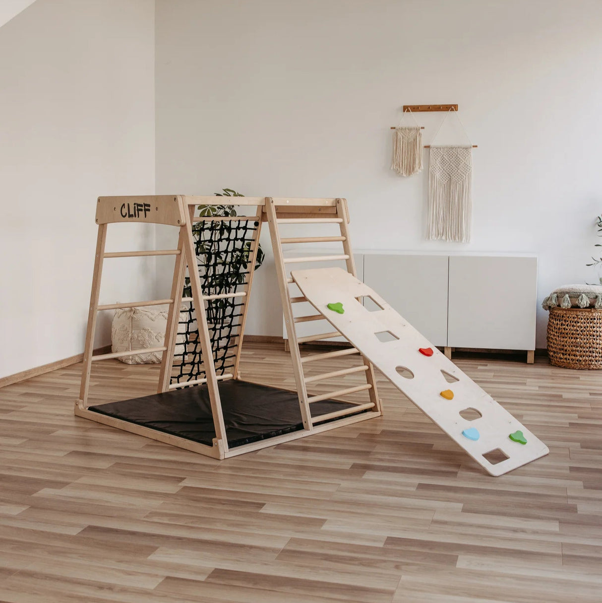 Cliff klättervägg i björkträ med färgglada grepp för barn