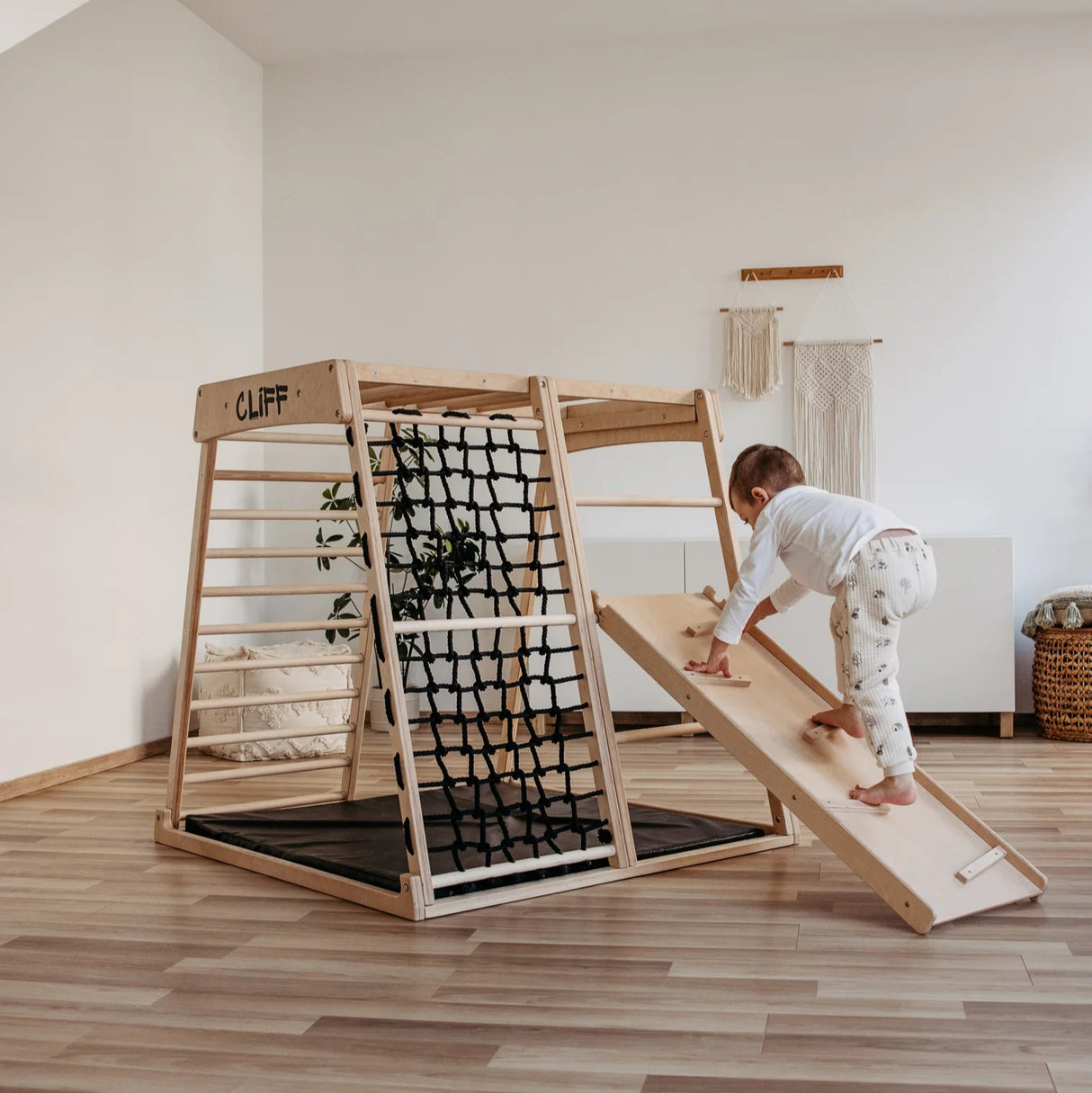 Cliff dubbelsidig rutschkana med klätterstöd i trä för barn.