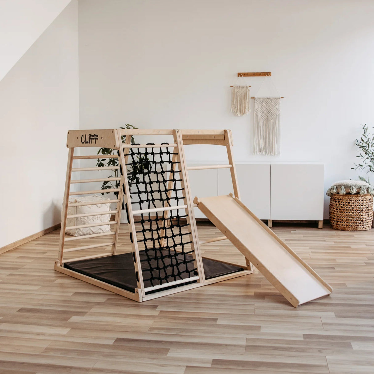 Klätterställningstillbehör från Cliff med klassisk rutschkana och klättergrepp i trä.