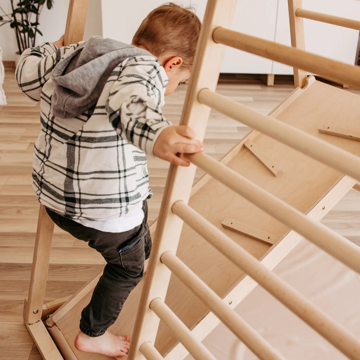 Cliff dubbelsidig rutschkana med träklätterstöd för lek och rörelse.