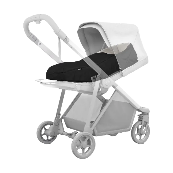 Hyr Thule Newborn Nest svart åkpåse hos Parently