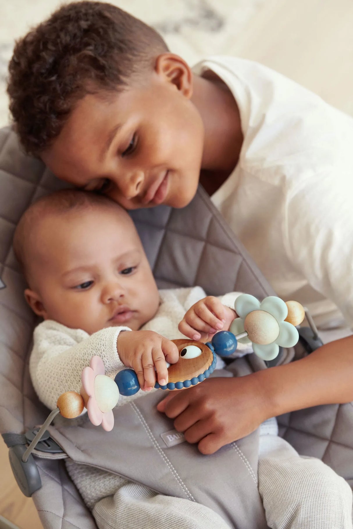 Hyr BabyBjörn Leksak till Babysitter "Busiga ögon" i pastell hos Parently