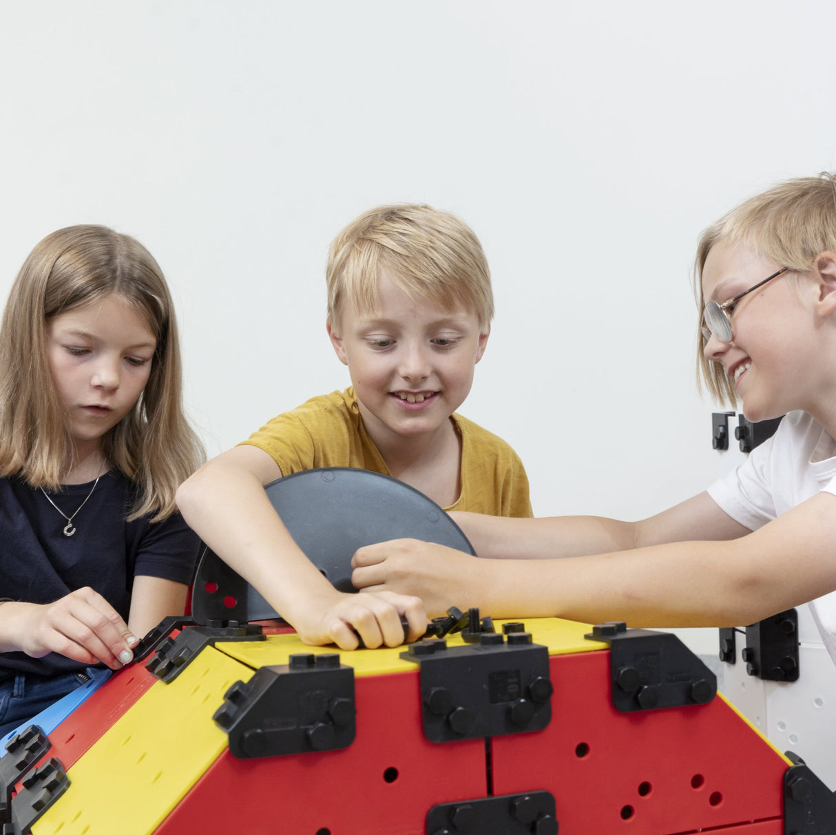 Barn bygger en konstruktion av delar från Eazymec.