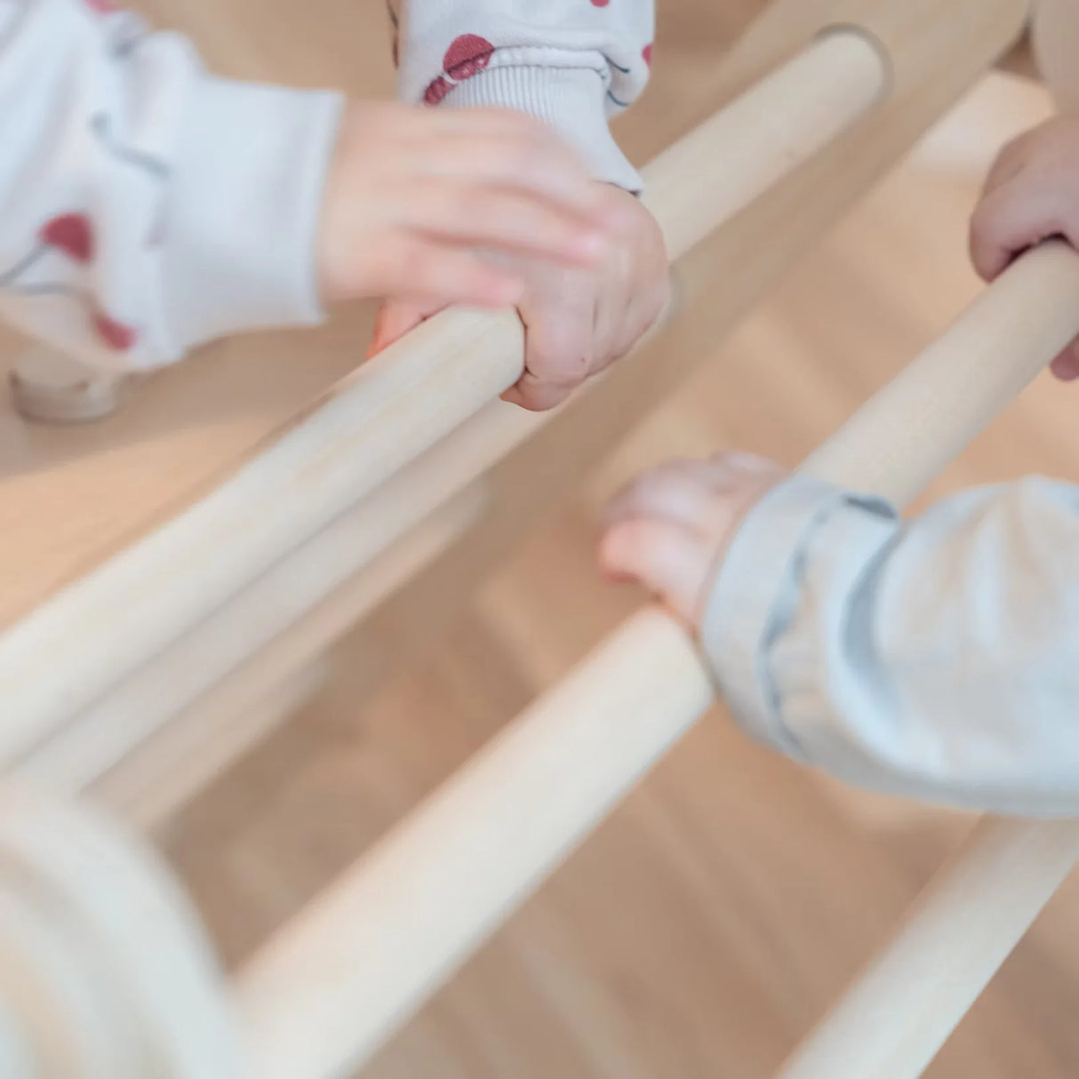 Cliff Klättertriangel med dubbelsidig rutschkana