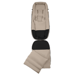 Bugaboo THERMOLITE® Multifunktionell Åkpåse i ökentaupe helt uppknäppt för att visa insidan med det integrerade skoskyddet och det avtagbara inlägget.
