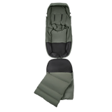 Bugaboo THERMOLITE® Multifunktionell Åkpåse i skogsgrön helt uppknäppt för att visa insidan med det integrerade skoskyddet och det avtagbara inlägget.
