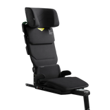 Bältesstolen Axkid Up i färgen Coastal Storm Black, med ryggstödet i högsta läget och utan sidovingar, designad för montering tre i rad på bilens mittplats i baksätet.